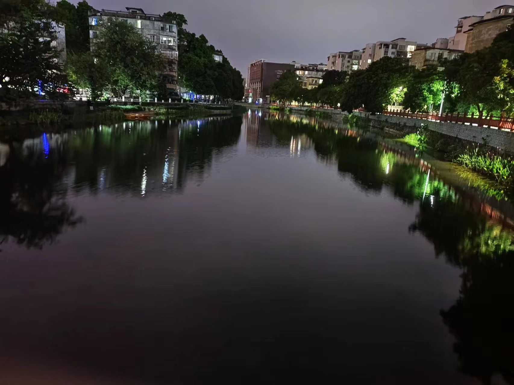 夜晚的湖.jpg 夜晚的湖.jpg